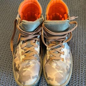 Nike high top camo basketball shoes size Y5